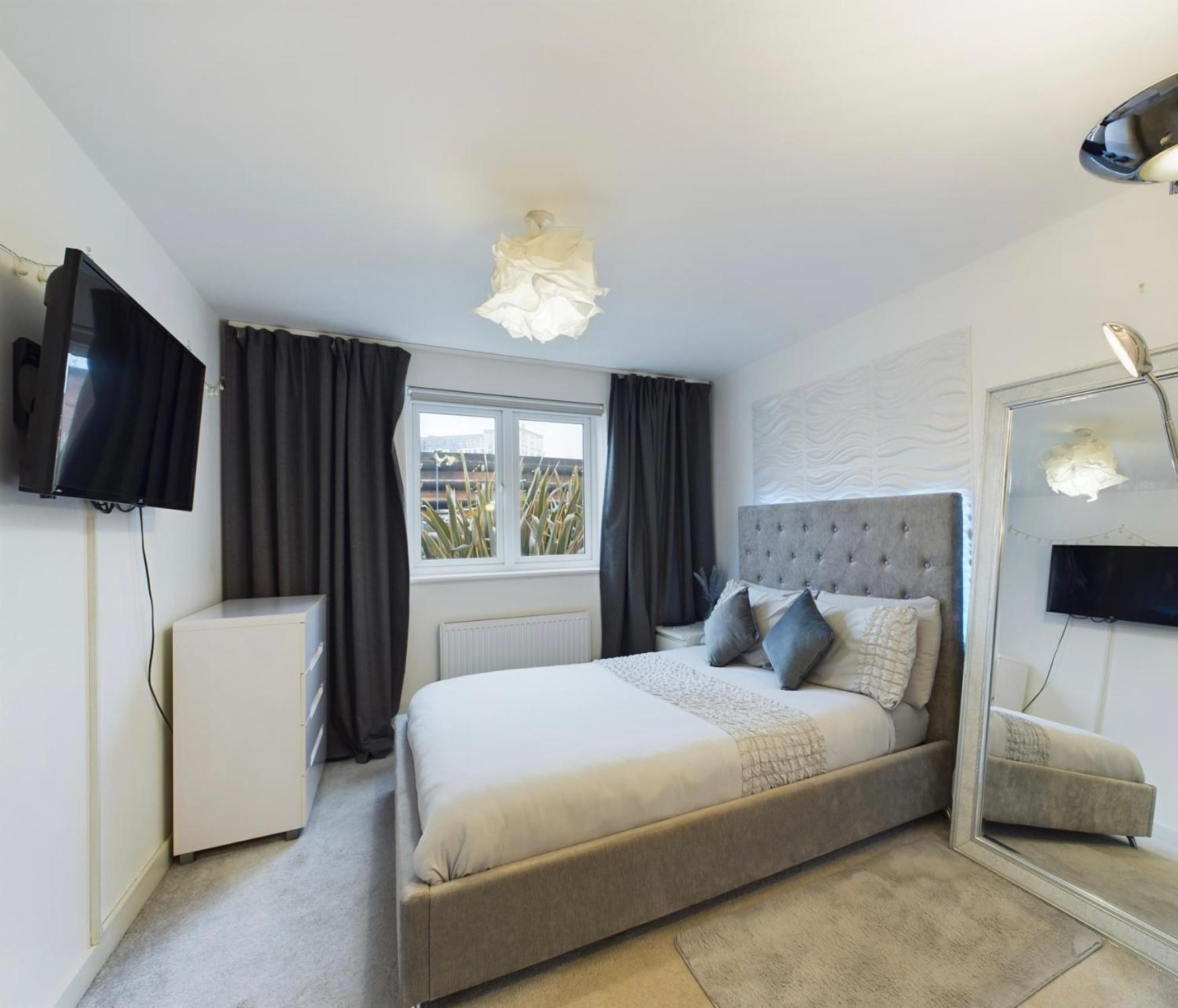 Modern 2 Bed City Apartment With Private Parking 斯旺西 外观 照片